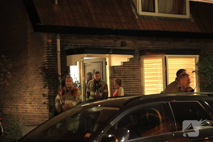 Vonkenregen uit schoorsteen van woning