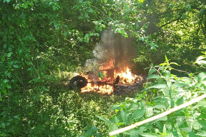 Scooter gedumpt en in brand gestoken