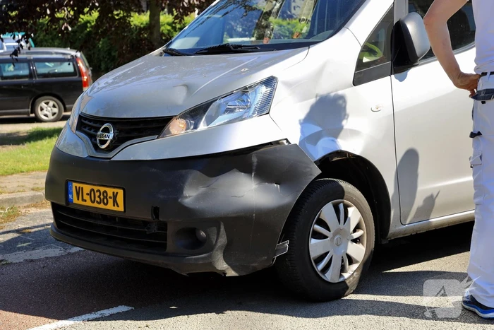 Scootmobielrijdster aangereden door bestelbus