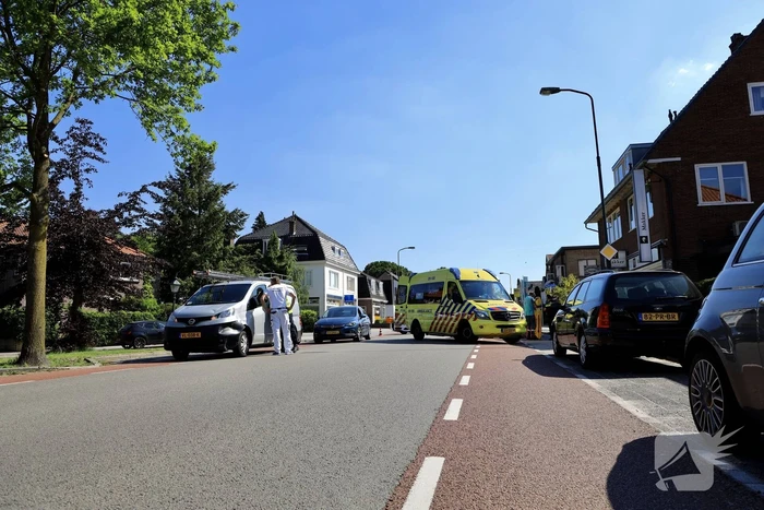 Scootmobielrijdster aangereden door bestelbus