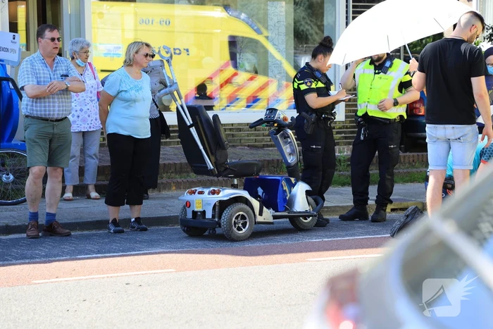 Scootmobielrijdster aangereden door bestelbus