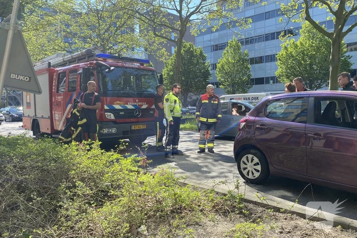 Bestuurster vast in auto bij kop staart botsing