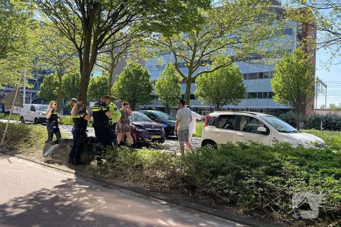 Bestuurster vast in auto bij kop staart botsing