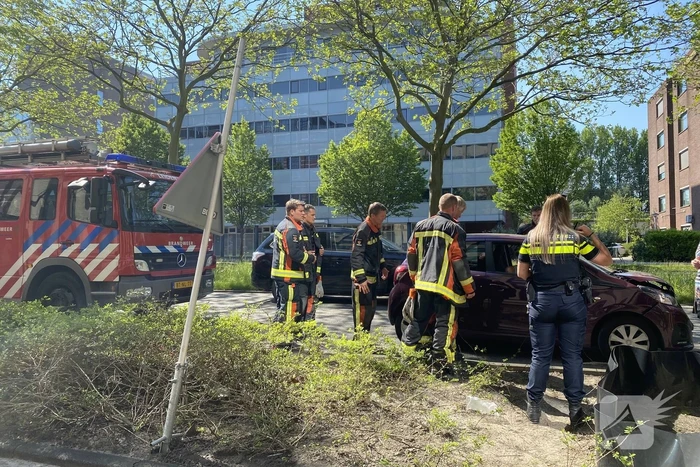 Bestuurster vast in auto bij kop staart botsing