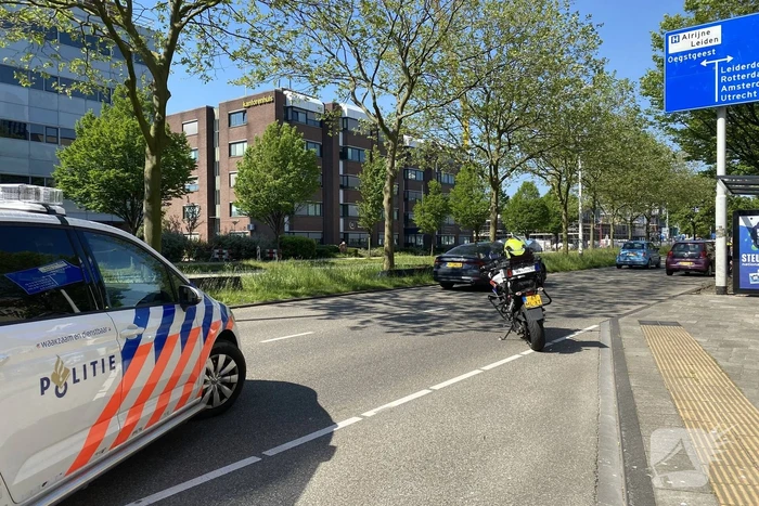 Bestuurster vast in auto bij kop staart botsing