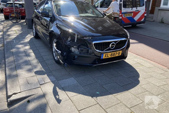 Veel schade bij botsing tussen twee auto's