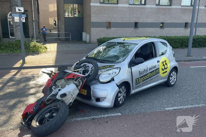 Motorrijder botst frontaal op personenauto