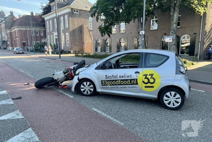 Motorrijder botst frontaal op personenauto