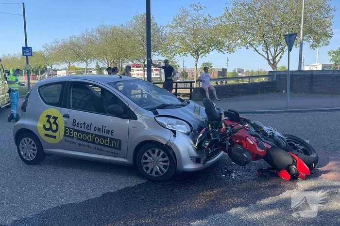 Motorrijder botst frontaal op personenauto