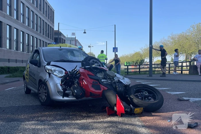 Motorrijder botst frontaal op personenauto