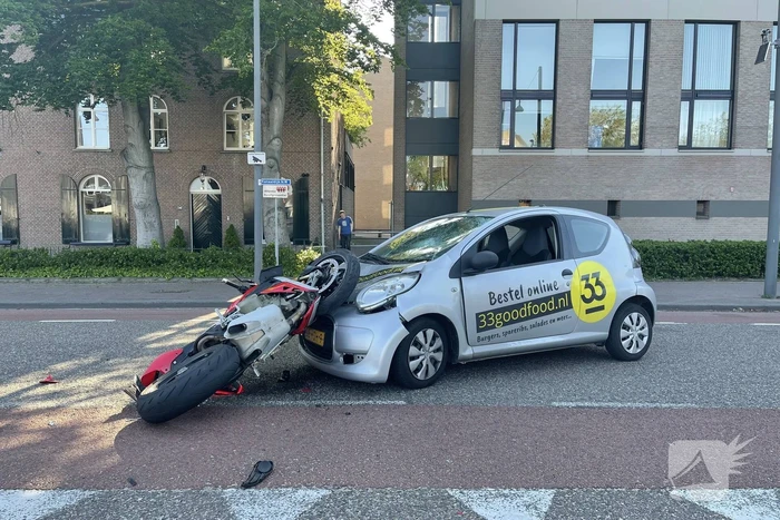 Motorrijder botst frontaal op personenauto