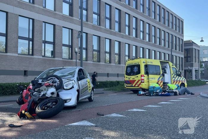 Motorrijder botst frontaal op personenauto