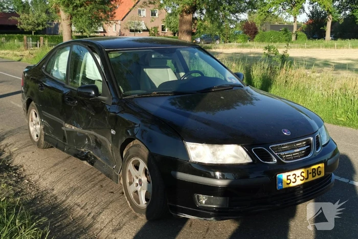 Auto belandt in sloot na ongeval