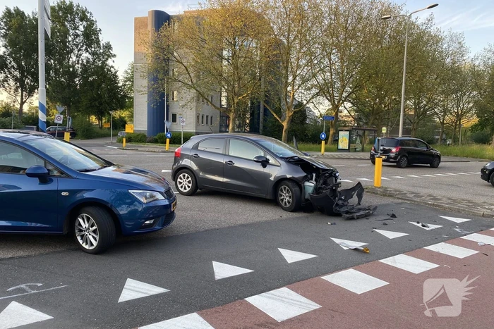 Twee auto's in botsing