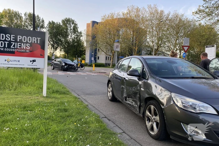 Twee auto's in botsing