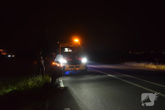Motorrijder raakt te water bij ongeval