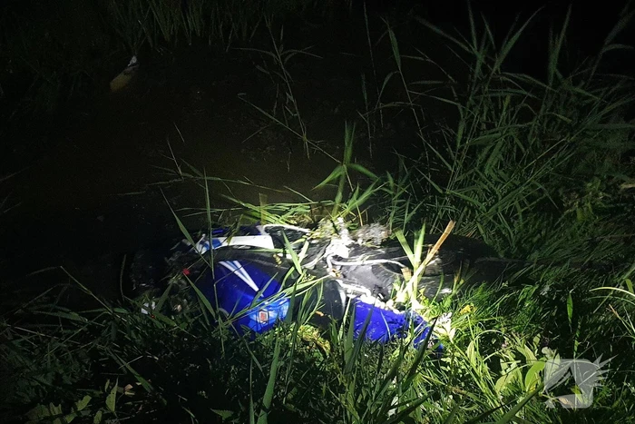 Motorrijder raakt te water bij ongeval