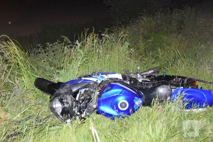 Motorrijder raakt te water bij ongeval
