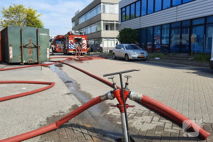 Grote rookwolken bij brand op bedrijventerrein