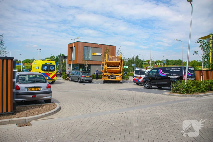 Vrachtwagen en personenauto botsen