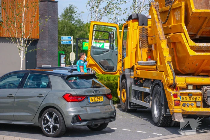 Vrachtwagen en personenauto botsen