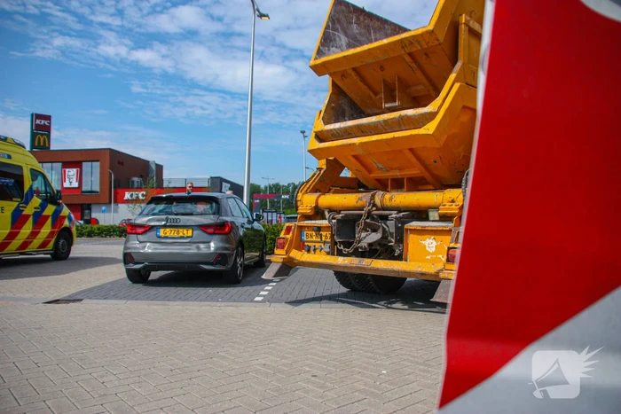 Vrachtwagen en personenauto botsen