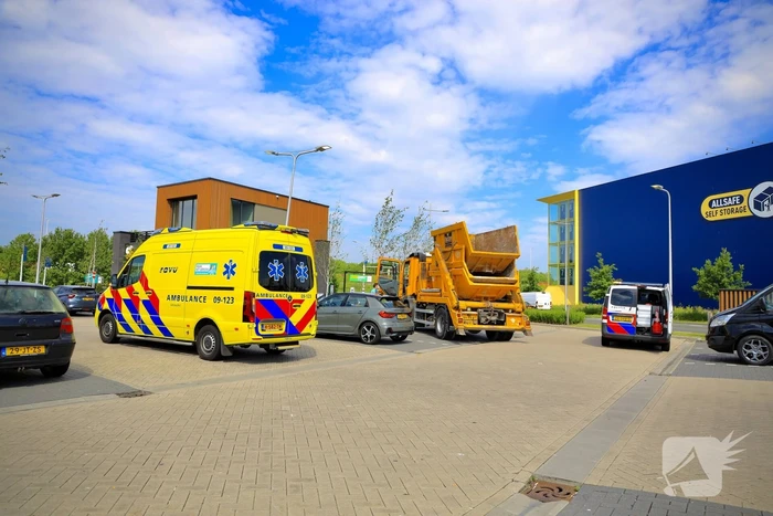 Vrachtwagen en personenauto botsen