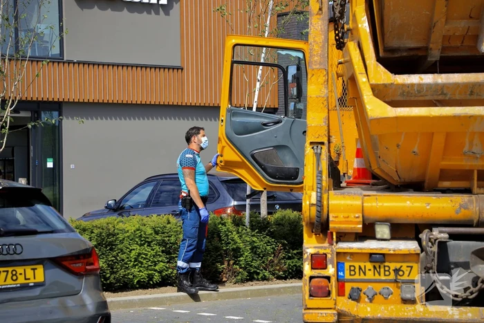 Vrachtwagen en personenauto botsen