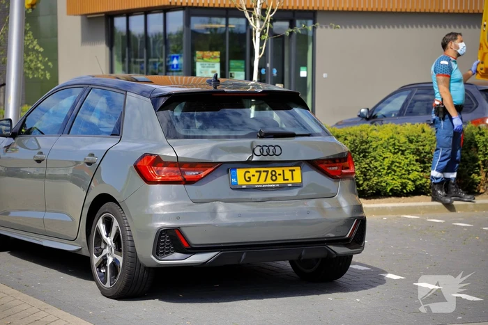Vrachtwagen en personenauto botsen