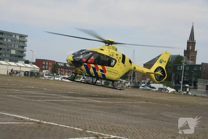 Traumahelikopter landt voor zwaargewonde fietser
