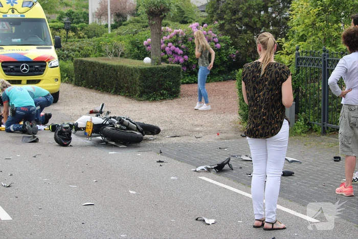 Motorrijder gaat onderuit bij aanrijding
