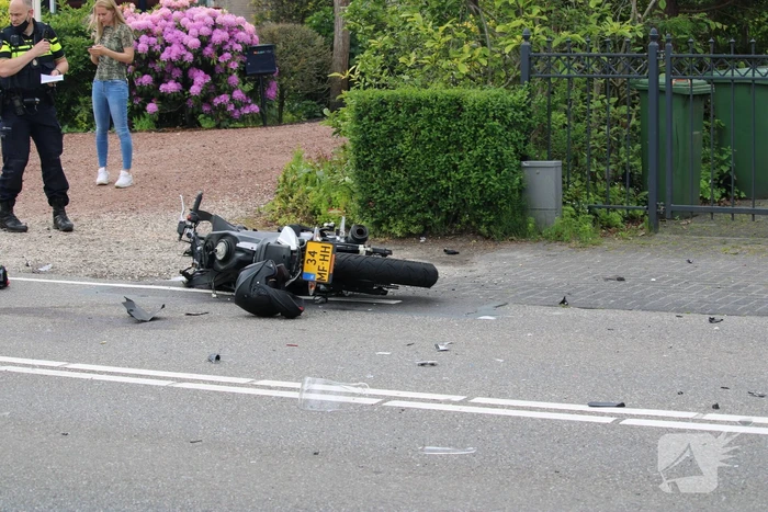 Motorrijder gaat onderuit bij aanrijding