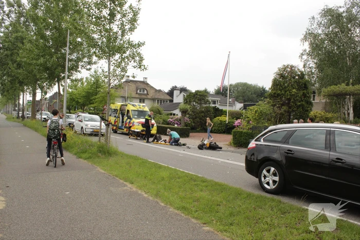 Motorrijder gaat onderuit bij aanrijding