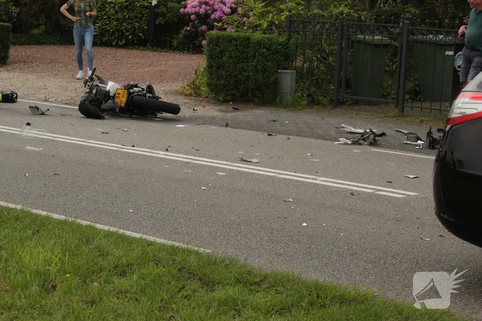Motorrijder gaat onderuit bij aanrijding