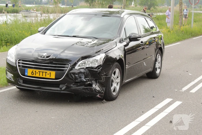 Motorrijder gaat onderuit bij aanrijding