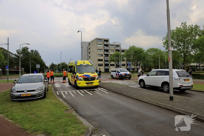 Scooterrijders botsen op rotonde