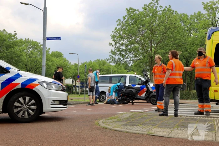 Scooterrijders botsen op rotonde