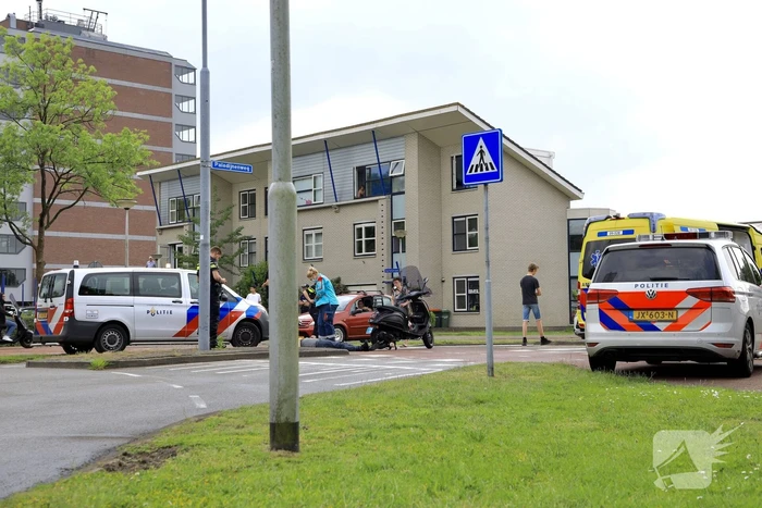 Scooterrijders botsen op rotonde