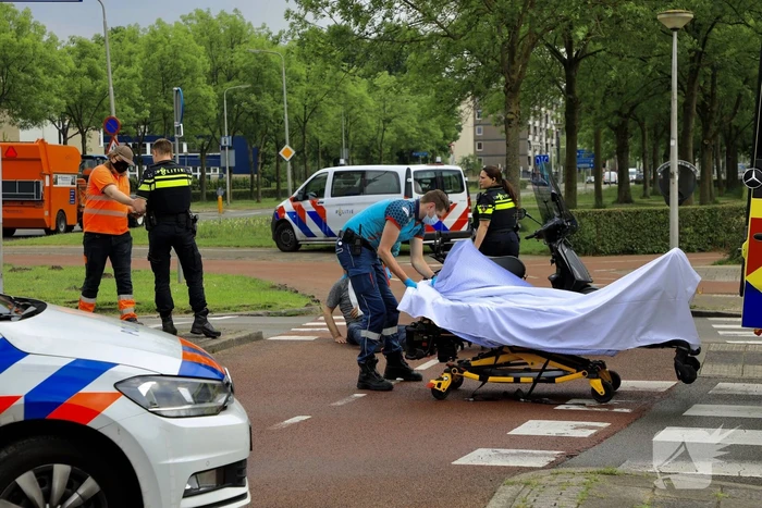 Scooterrijders botsen op rotonde