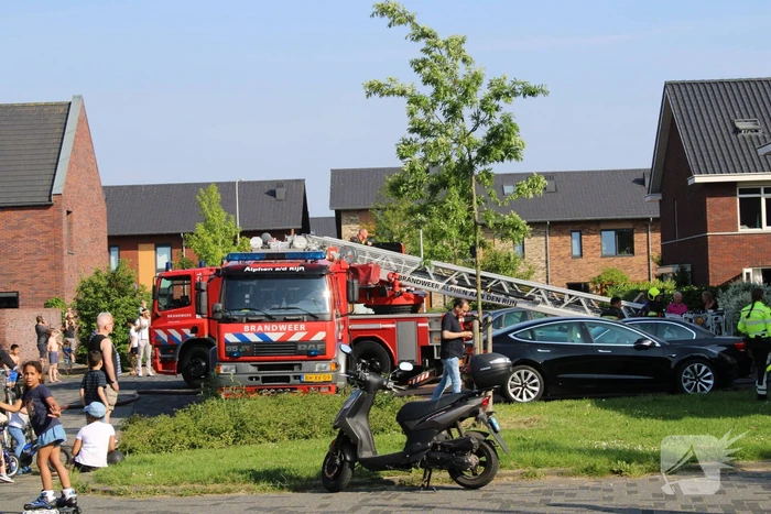 Brandweer blust vermoedelijke brand in gevel