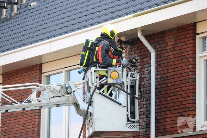 Brandweer blust vermoedelijke brand in gevel