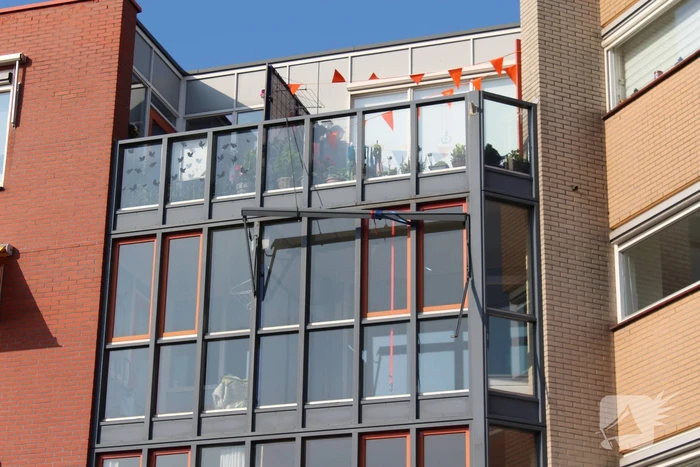Brandweer verwijdert loshangend zonnescherm