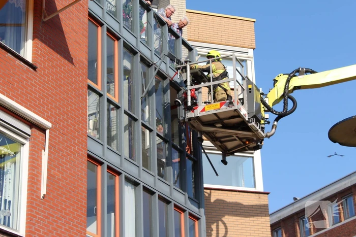 Brandweer verwijdert loshangend zonnescherm