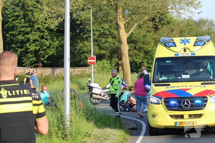 Wielrenners gewond bij botsing met scooter