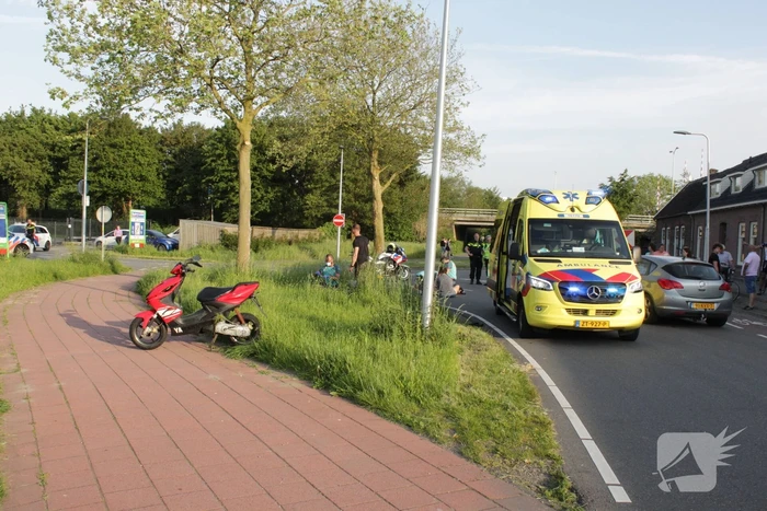 Wielrenners gewond bij botsing met scooter