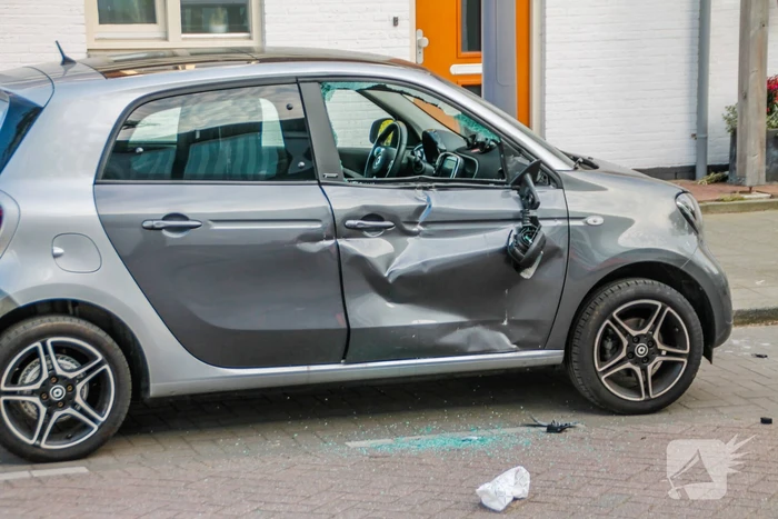 Personenauto fors beschadig na ongeval