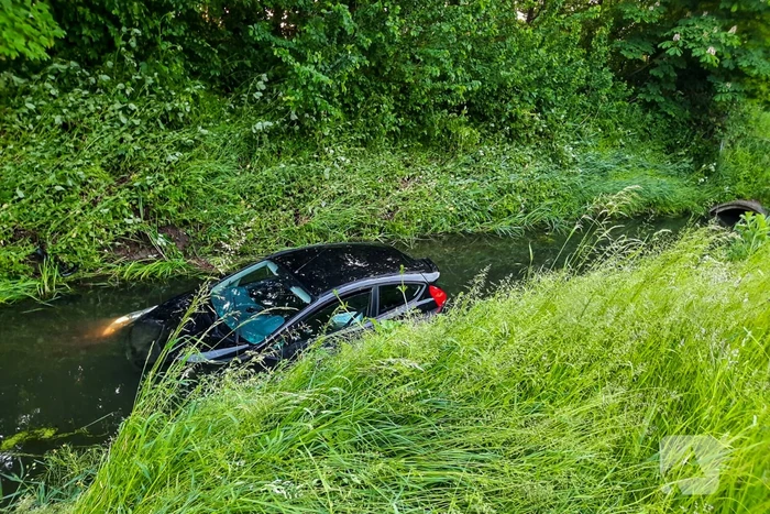 Auto raakt te water