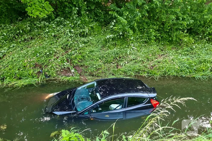 Auto raakt te water