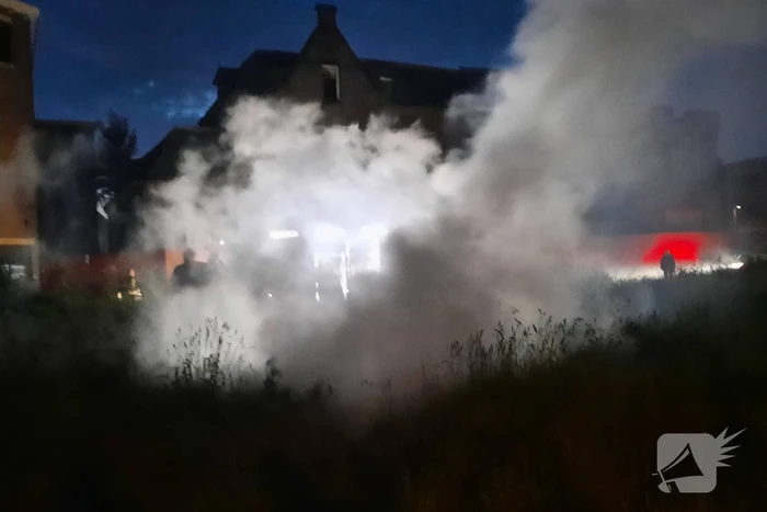 Brandweer blust brand in berm