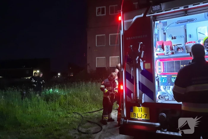 Brandweer blust brand in berm
